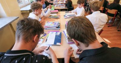 Nadal są szkoły, gdzie uczniowie uczą się na dwie zmiany